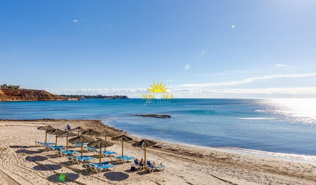 Casa de 2 habitaciones en Orihuela Costa en venta con piscina - 218.000 € (Ref: 9893230)
