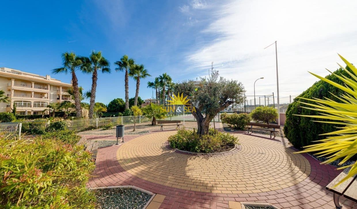 Casa de 2 habitaciones en Orihuela Costa en venta con piscina - 218.000 € (Ref: 9893230)