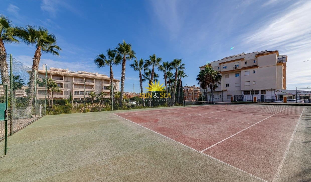 Casa de 2 habitaciones en Orihuela Costa en venta con piscina - 218.000 € (Ref: 9893230)