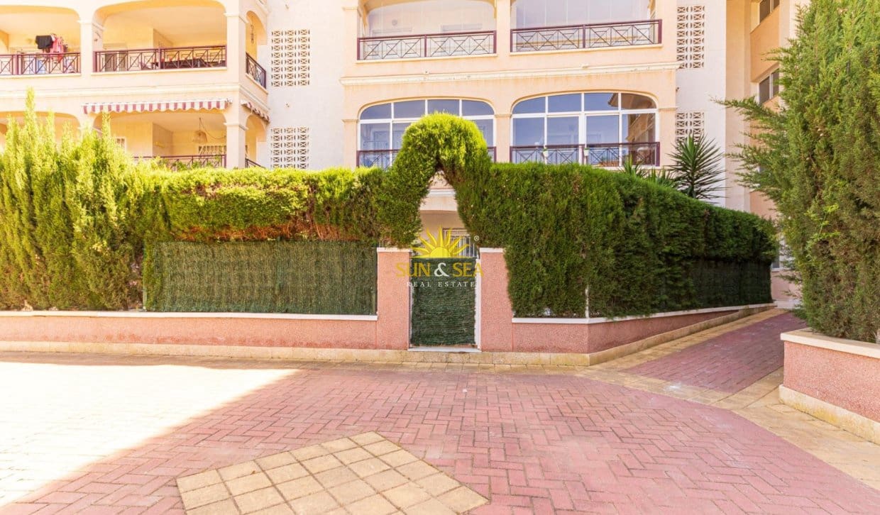 Casa de 2 habitaciones en Orihuela Costa en venta con piscina - 218.000 € (Ref: 9893230)