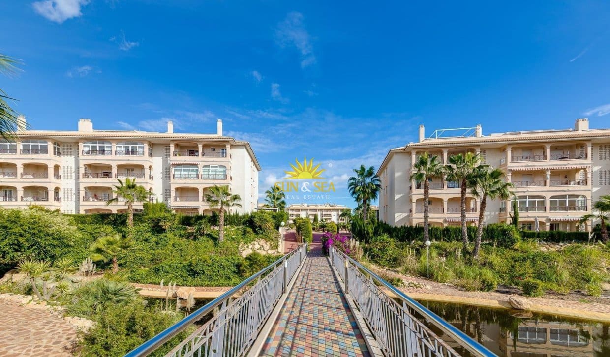 Casa de 2 habitaciones en Orihuela Costa en venta con piscina - 218.000 € (Ref: 9893230)