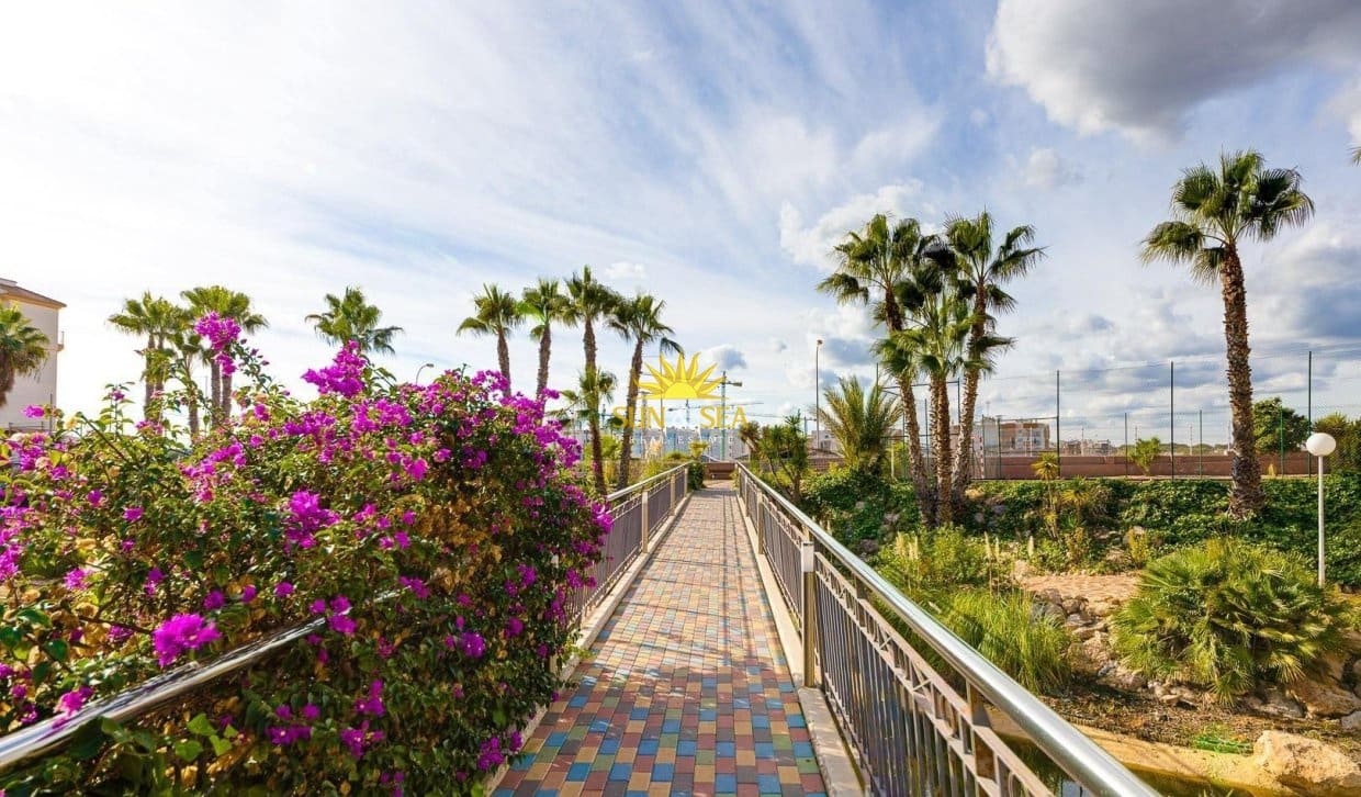 Casa de 2 habitaciones en Orihuela Costa en venta con piscina - 218.000 € (Ref: 9893230)