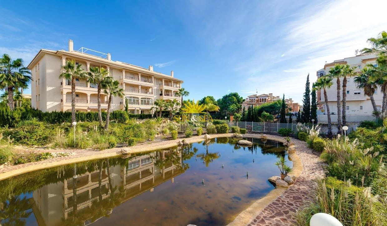 Casa de 2 habitaciones en Orihuela Costa en venta con piscina - 218.000 € (Ref: 9893230)