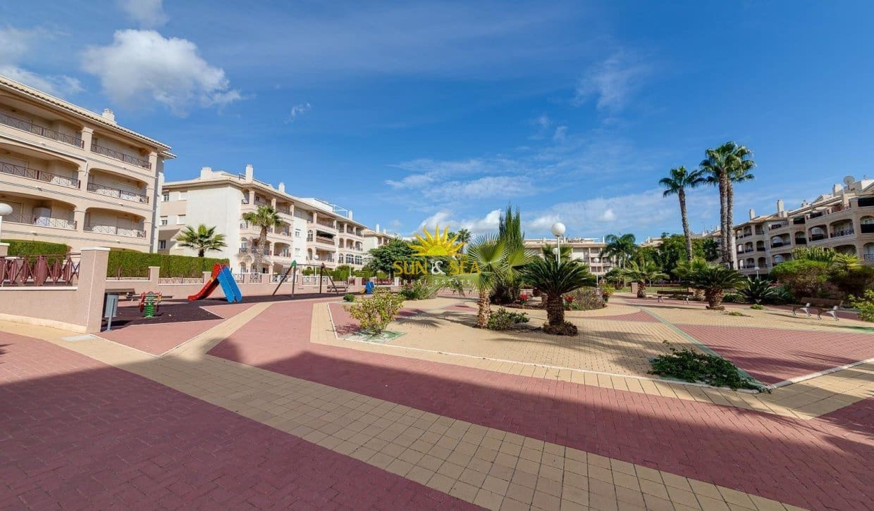 Casa de 2 habitaciones en Orihuela Costa en venta con piscina - 218.000 € (Ref: 9893230)