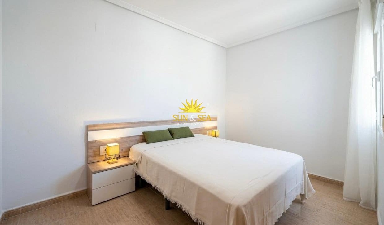 2 soveværelse Lejlighed til leje i Torrevieja - € 850 (Ref: 9897411)