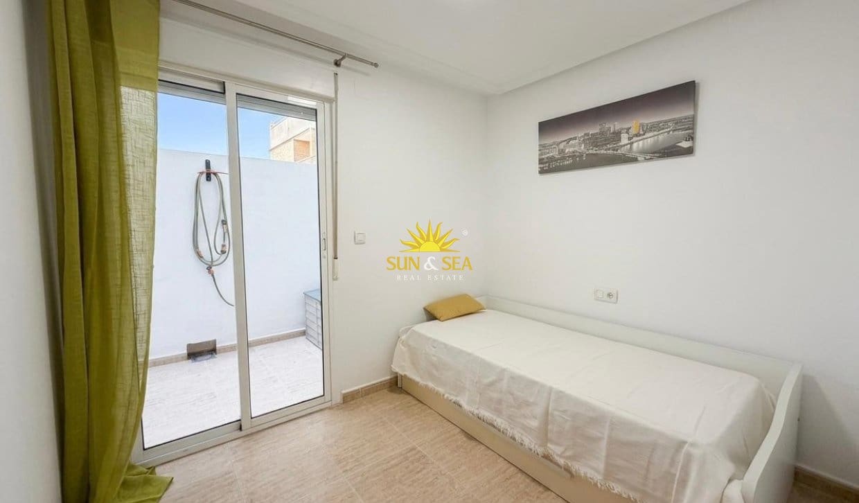 2 soveværelse Lejlighed til leje i Torrevieja - € 850 (Ref: 9897411)