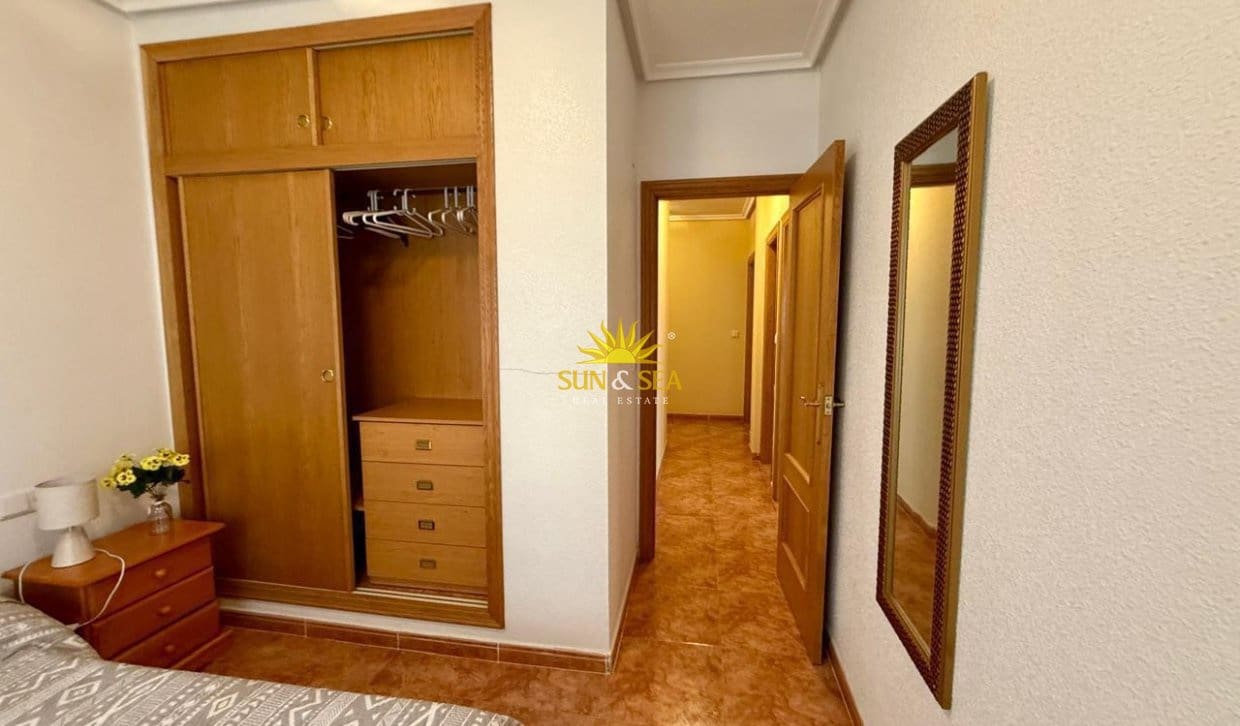 2 Zimmer Apartment zu verkaufen in Torrevieja mit Garage - 147.000 € (Ref: 9898470)