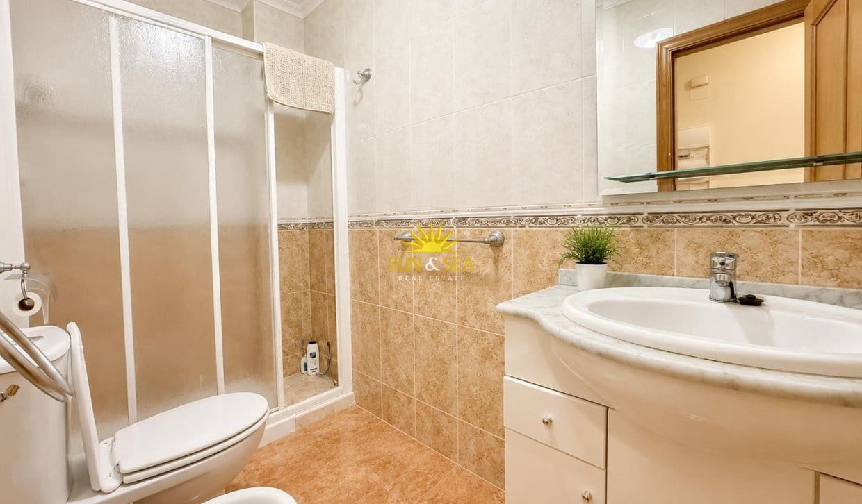 2 Zimmer Apartment zu verkaufen in Torrevieja mit Garage - 147.000 € (Ref: 9898470)