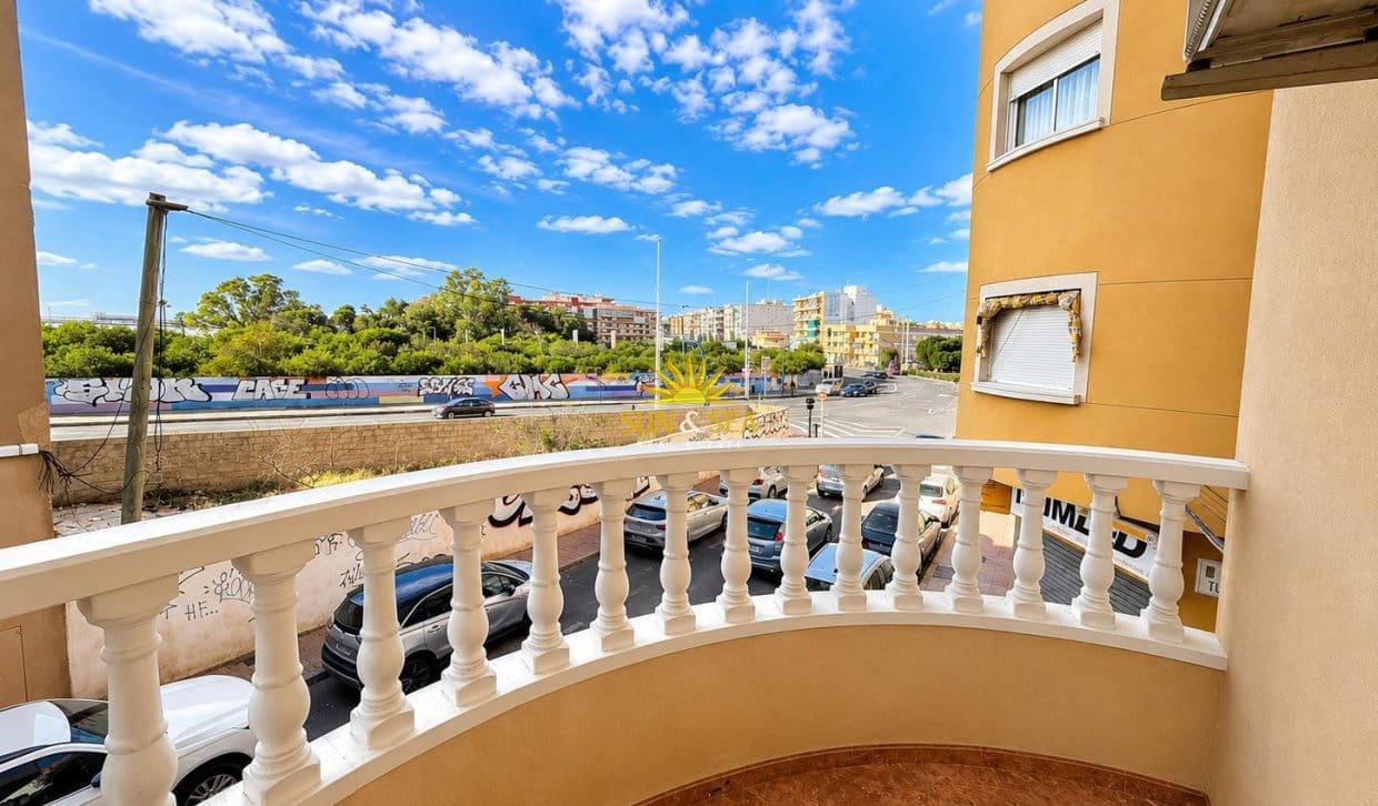 2 Zimmer Apartment zu verkaufen in Torrevieja mit Garage - 147.000 € (Ref: 9898470)