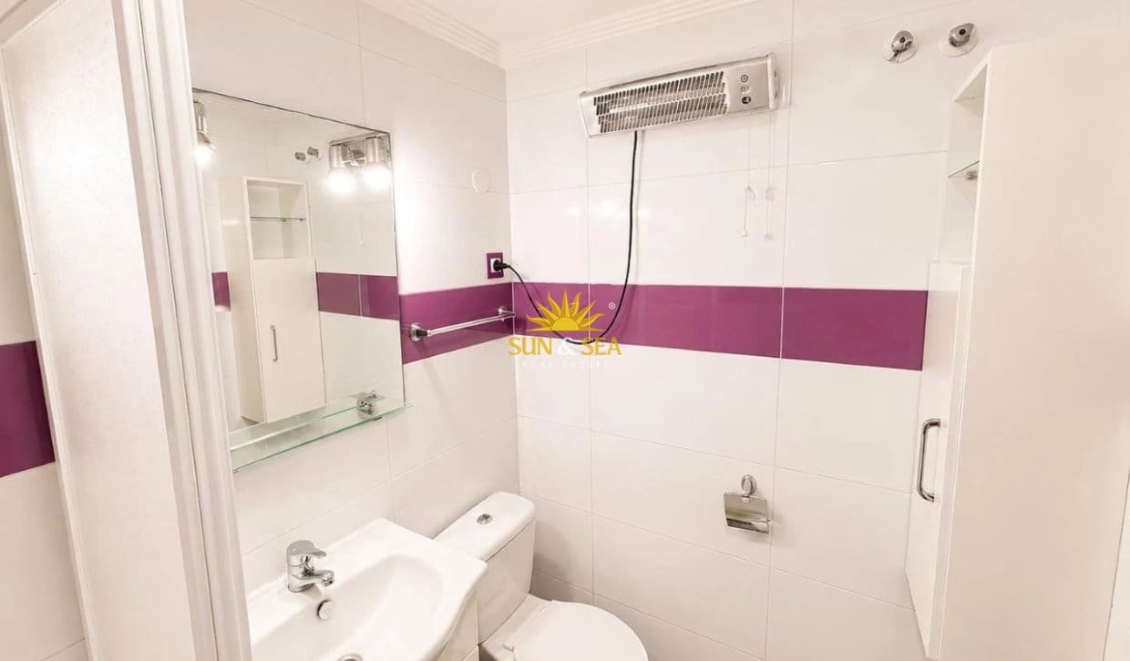 Apartamento de 2 habitaciones en Torrevieja en venta con piscina - 149.000 € (Ref: 9905320)