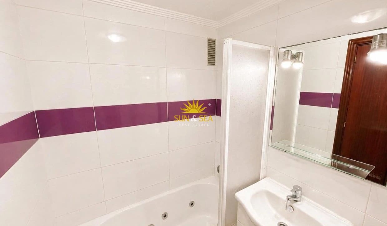 Apartamento de 2 habitaciones en Torrevieja en venta con piscina - 149.000 € (Ref: 9905320)
