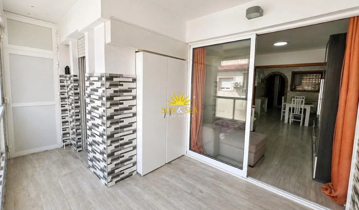Apartamento de 2 habitaciones en Torrevieja en venta con piscina - 149.000 € (Ref: 9905320)