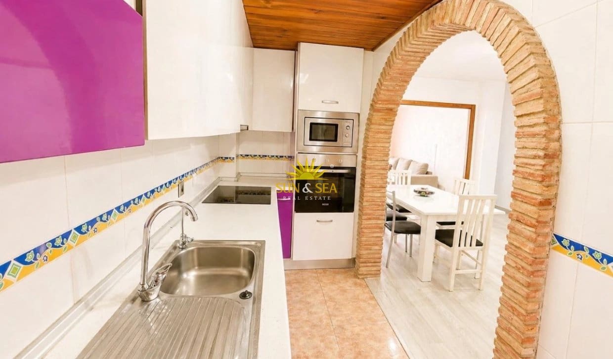 Apartamento de 2 habitaciones en Torrevieja en venta con piscina - 149.000 € (Ref: 9905320)
