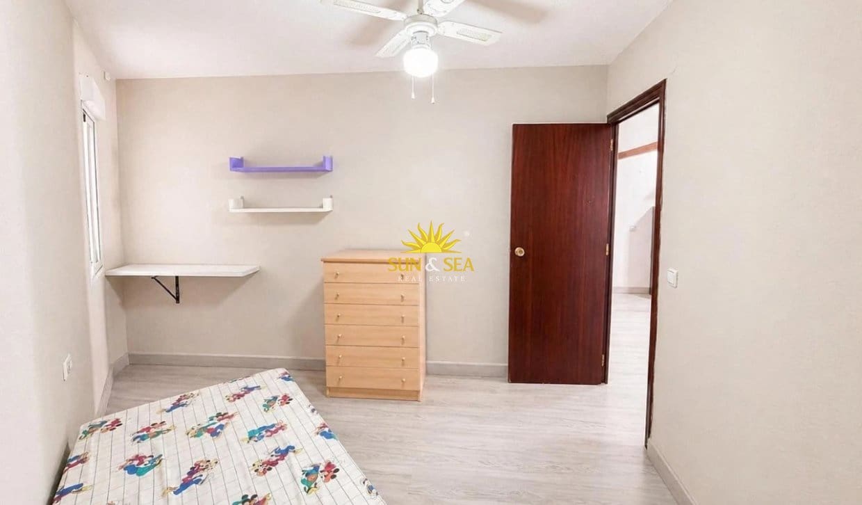 Apartamento de 2 habitaciones en Torrevieja en venta con piscina - 149.000 € (Ref: 9905320)