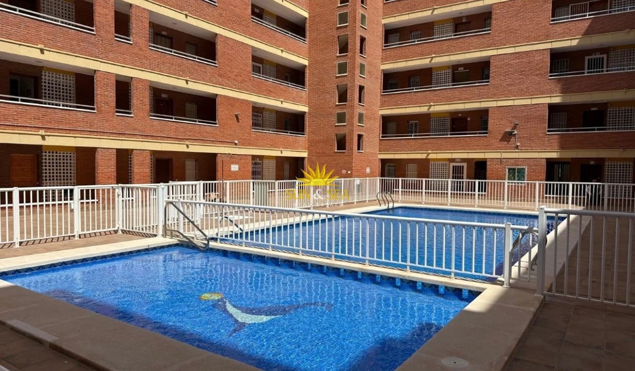 Apartamento de 2 habitaciones en Torrevieja en venta con piscina - 149.000 € (Ref: 9905320)