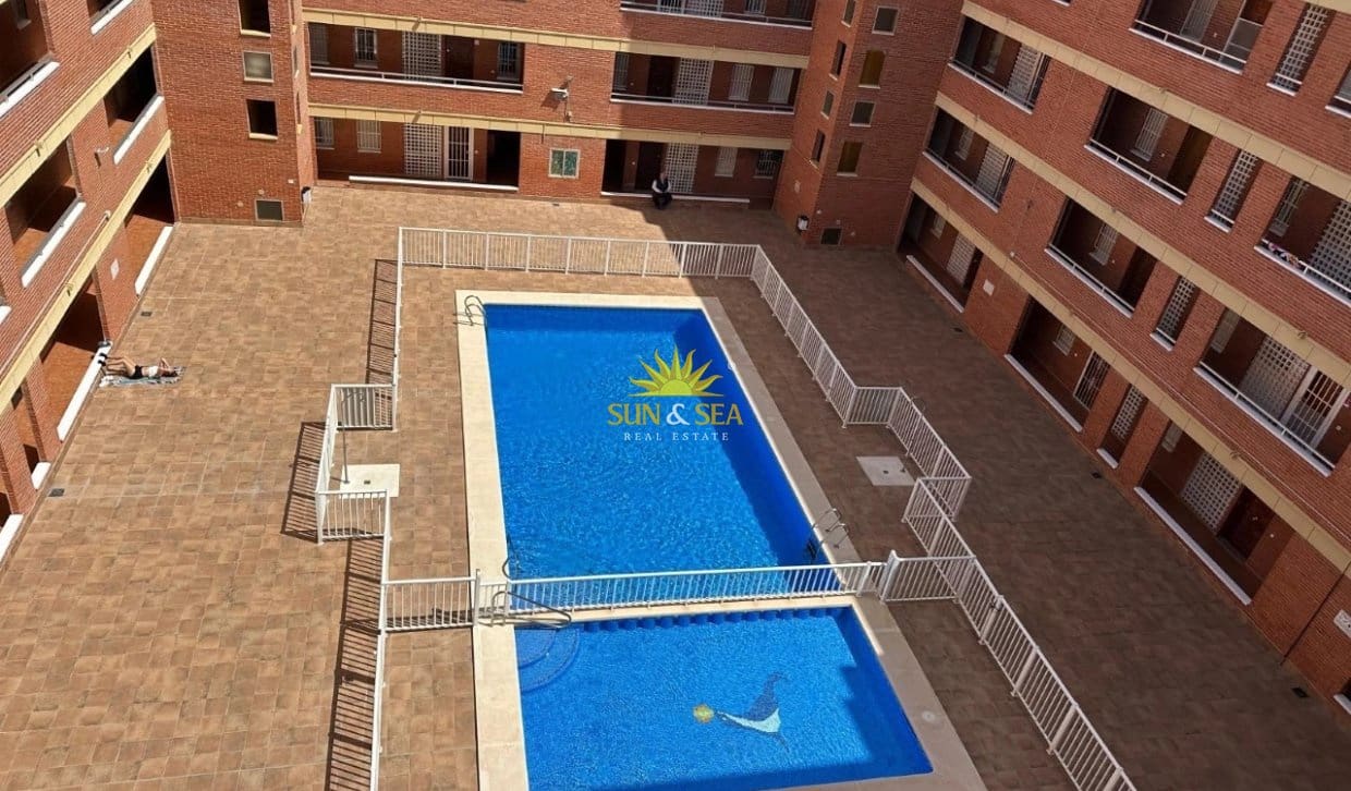 Apartamento de 2 habitaciones en Torrevieja en venta con piscina - 149.000 € (Ref: 9905320)
