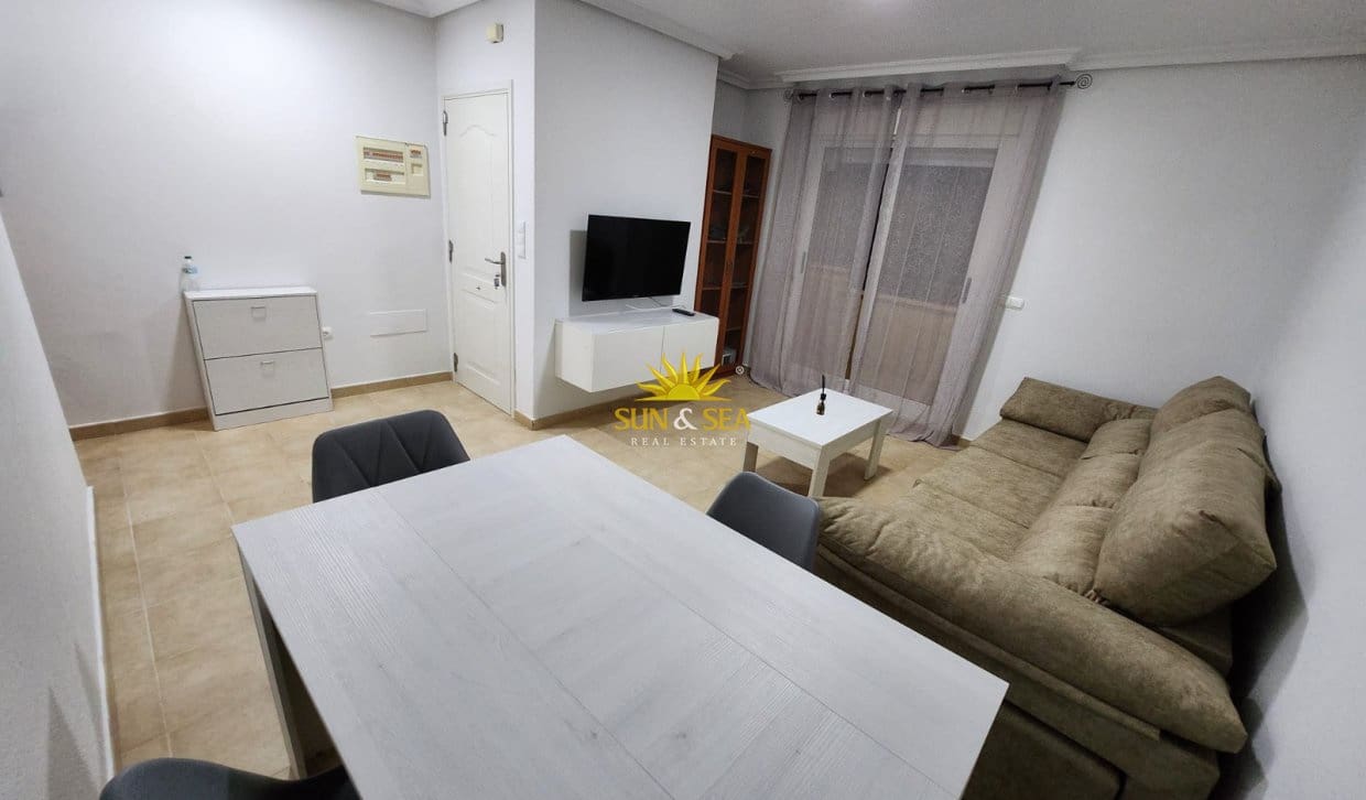 2 slaapkamer Appartement te huur in Los Alcazares met garage - € 900 (Ref: 9909760)