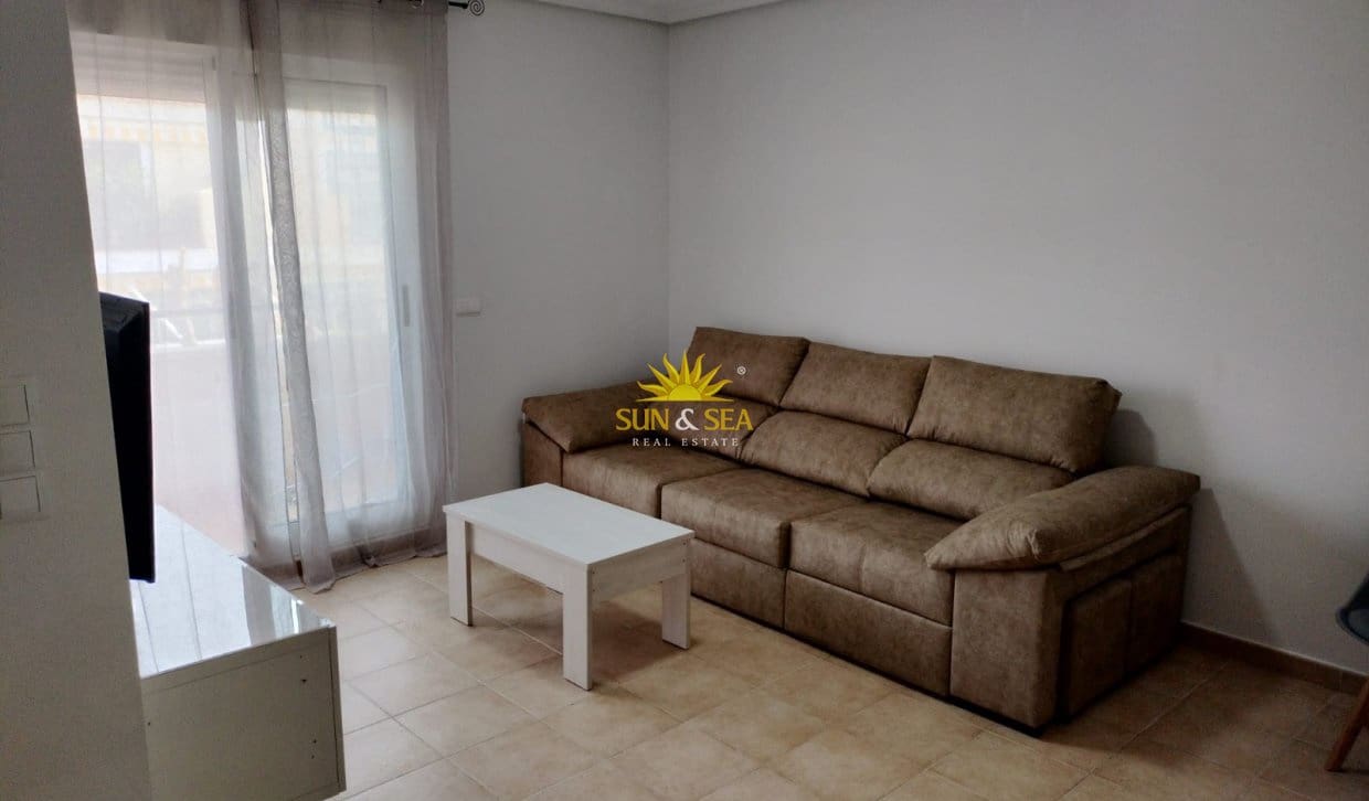2 slaapkamer Appartement te huur in Los Alcazares met garage - € 900 (Ref: 9909760)