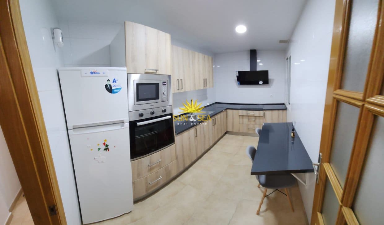 2 slaapkamer Appartement te huur in Los Alcazares met garage - € 900 (Ref: 9909760)
