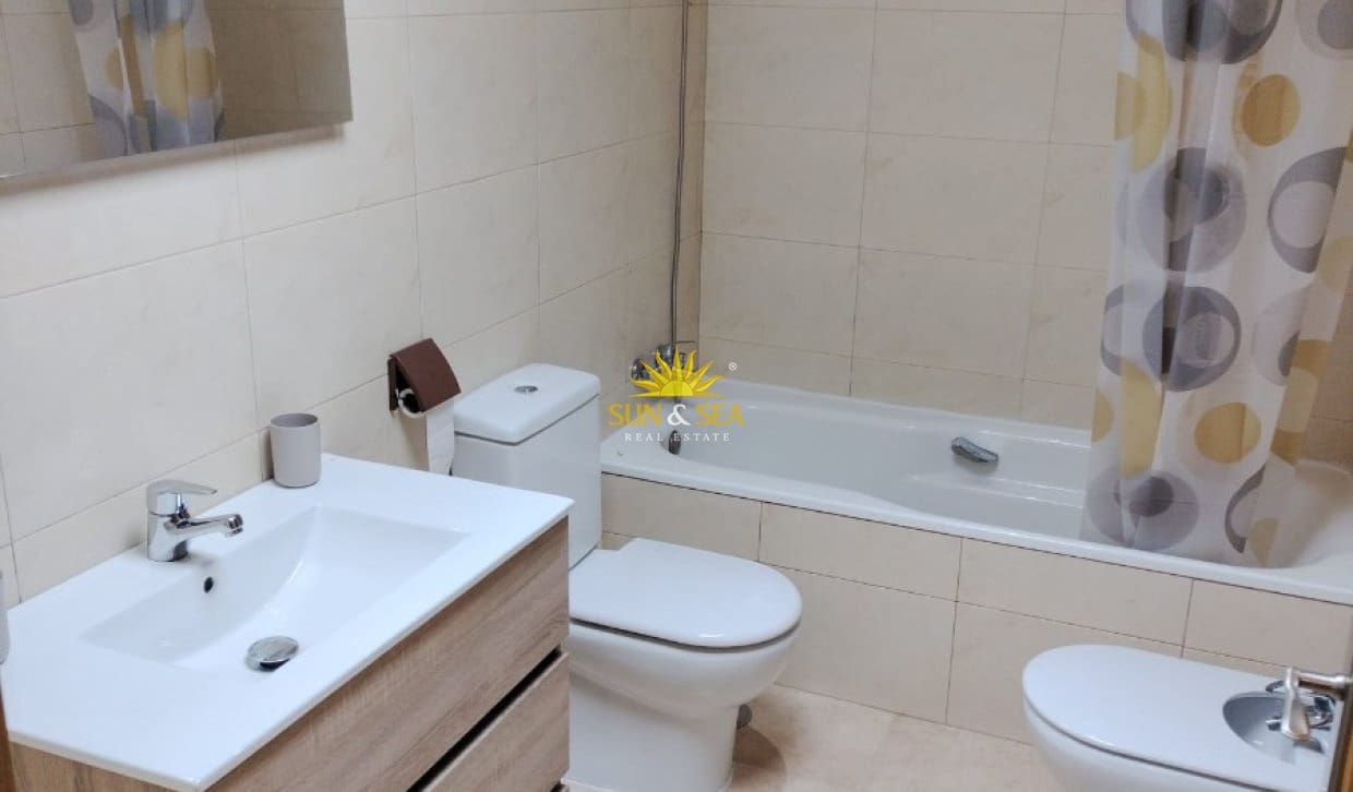 2 slaapkamer Appartement te huur in Los Alcazares met garage - € 900 (Ref: 9909760)