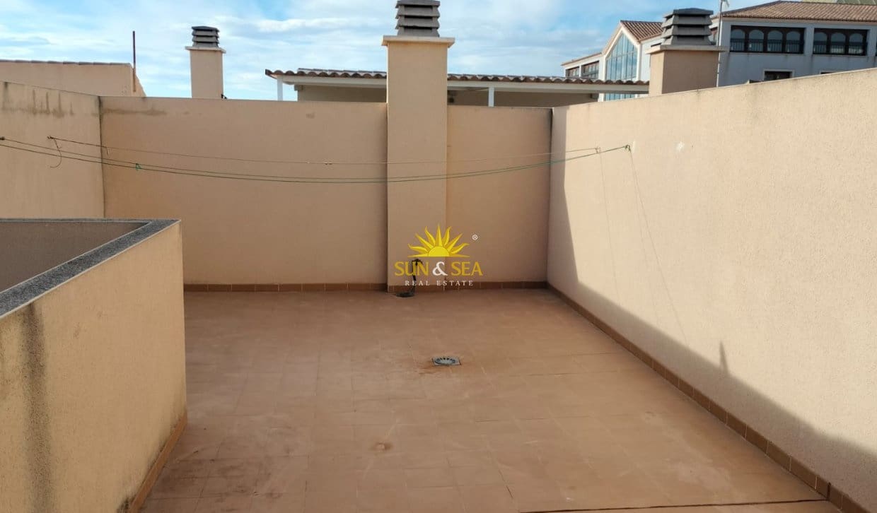 2 slaapkamer Appartement te huur in Los Alcazares met garage - € 900 (Ref: 9909760)