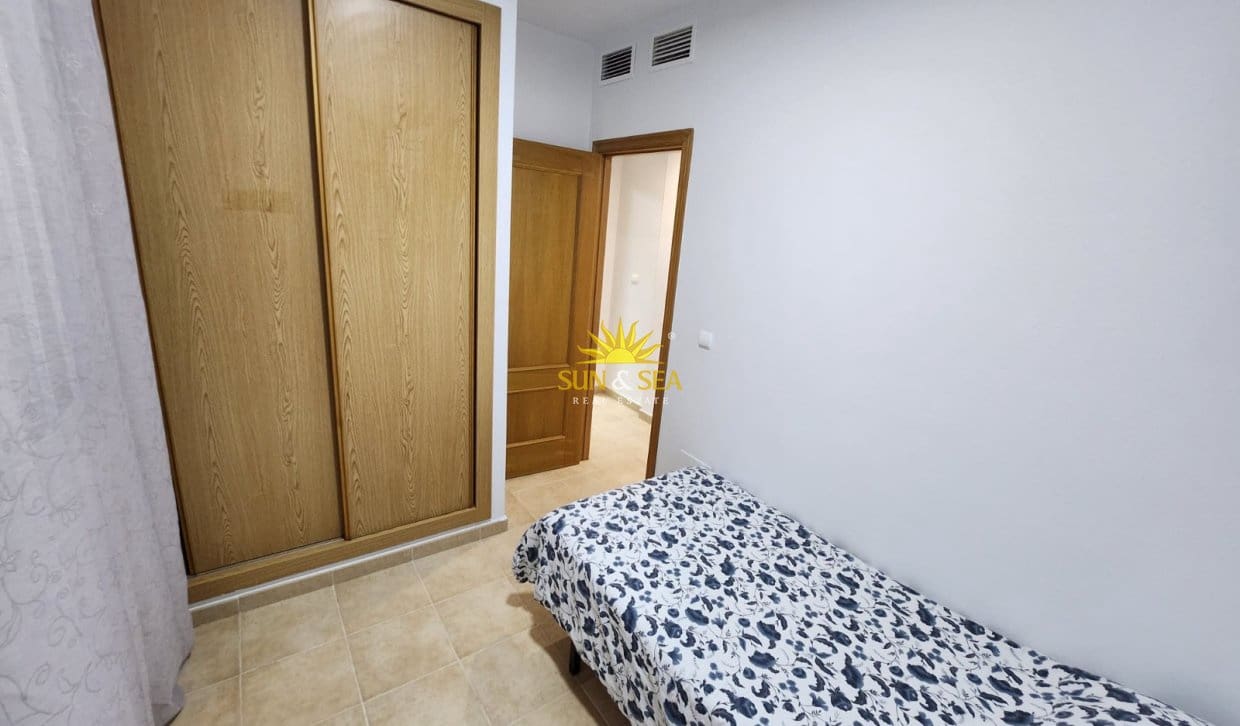 2 slaapkamer Appartement te huur in Los Alcazares met garage - € 900 (Ref: 9909760)