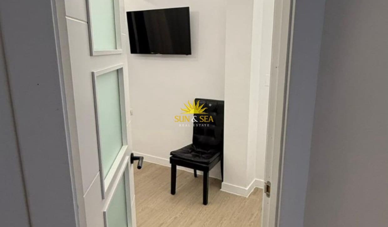 Apartamento de 1 habitación en Playa de San Juan en alquiler con piscina garaje - 1.700 € (Ref: 9914599)