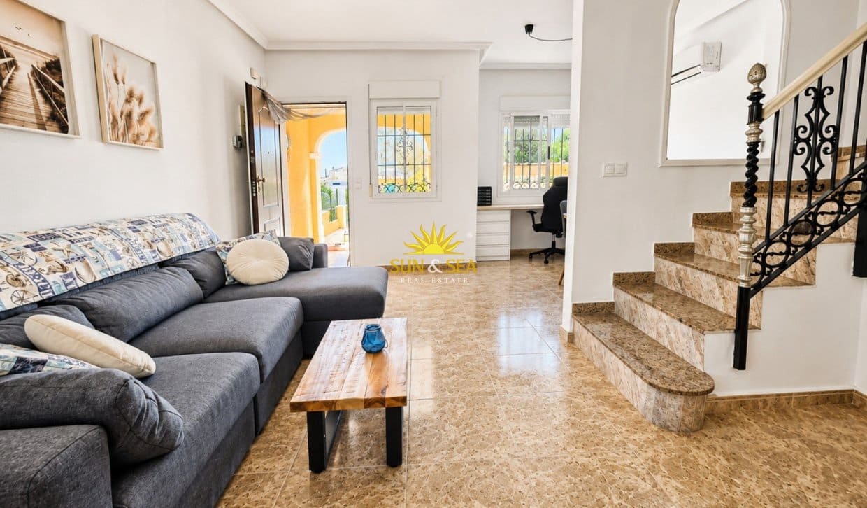 3 Zimmer Haus zu verkaufen in Villamartin mit Pool - 238.900 € (Ref: 9914601)