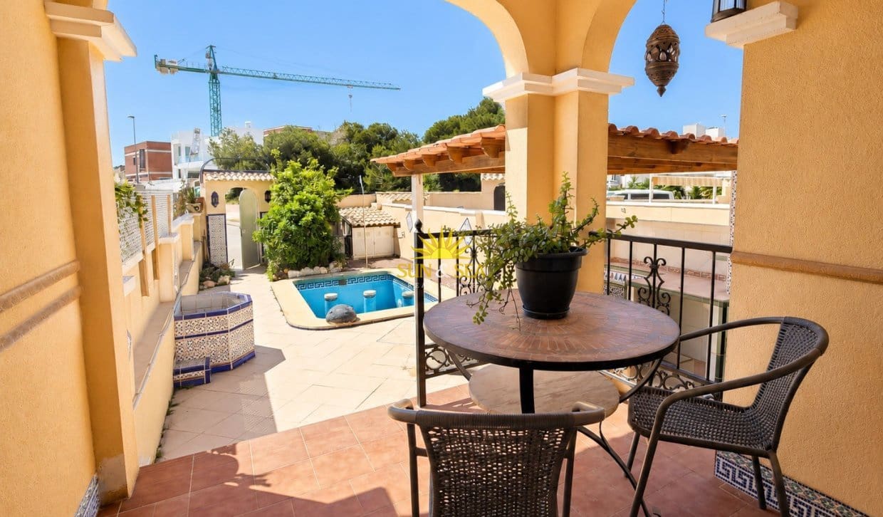 3 Zimmer Haus zu verkaufen in Villamartin mit Pool - 238.900 € (Ref: 9914601)