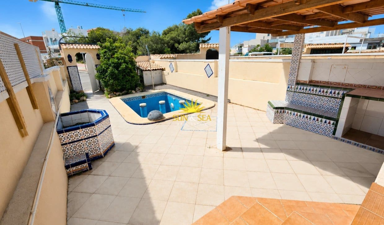 3 Zimmer Haus zu verkaufen in Villamartin mit Pool - 238.900 € (Ref: 9914601)