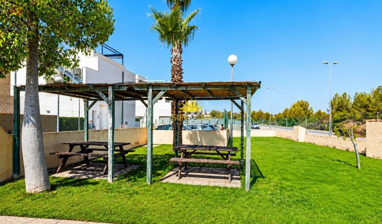 3 Zimmer Haus zu verkaufen in Villamartin mit Pool - 238.900 € (Ref: 9914601)