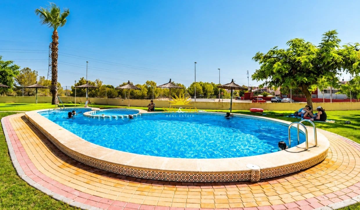 3 Zimmer Haus zu verkaufen in Villamartin mit Pool - 238.900 € (Ref: 9914601)