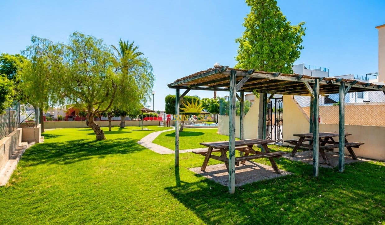 3 Zimmer Haus zu verkaufen in Villamartin mit Pool - 238.900 € (Ref: 9914601)