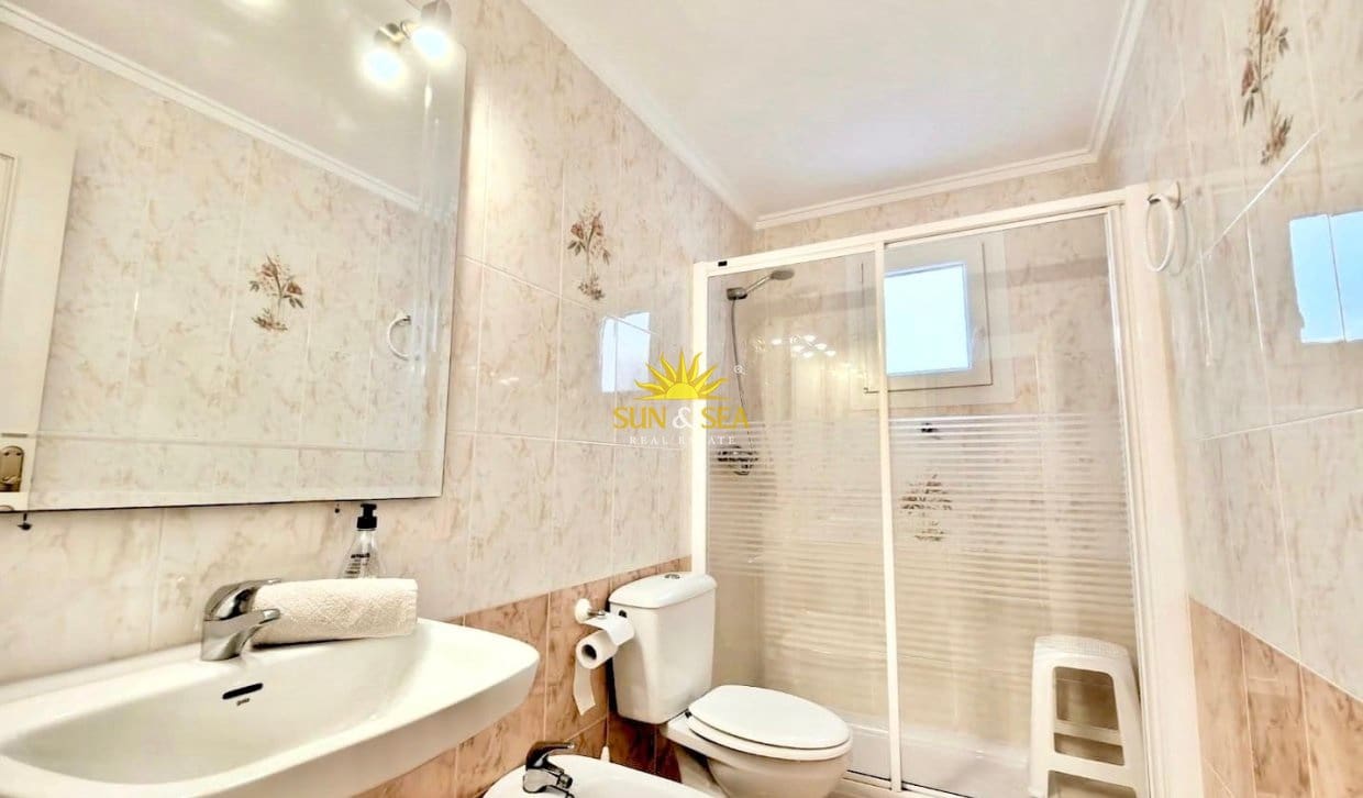 2 makuuhuone Huoneisto myytävänä paikassa Torrevieja mukana uima-altaan - 179 900 € (Ref: 9914843)