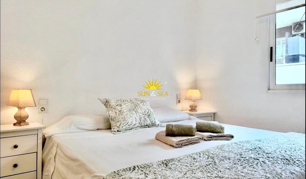 2 makuuhuone Huoneisto myytävänä paikassa Torrevieja mukana uima-altaan - 179 900 € (Ref: 9914843)