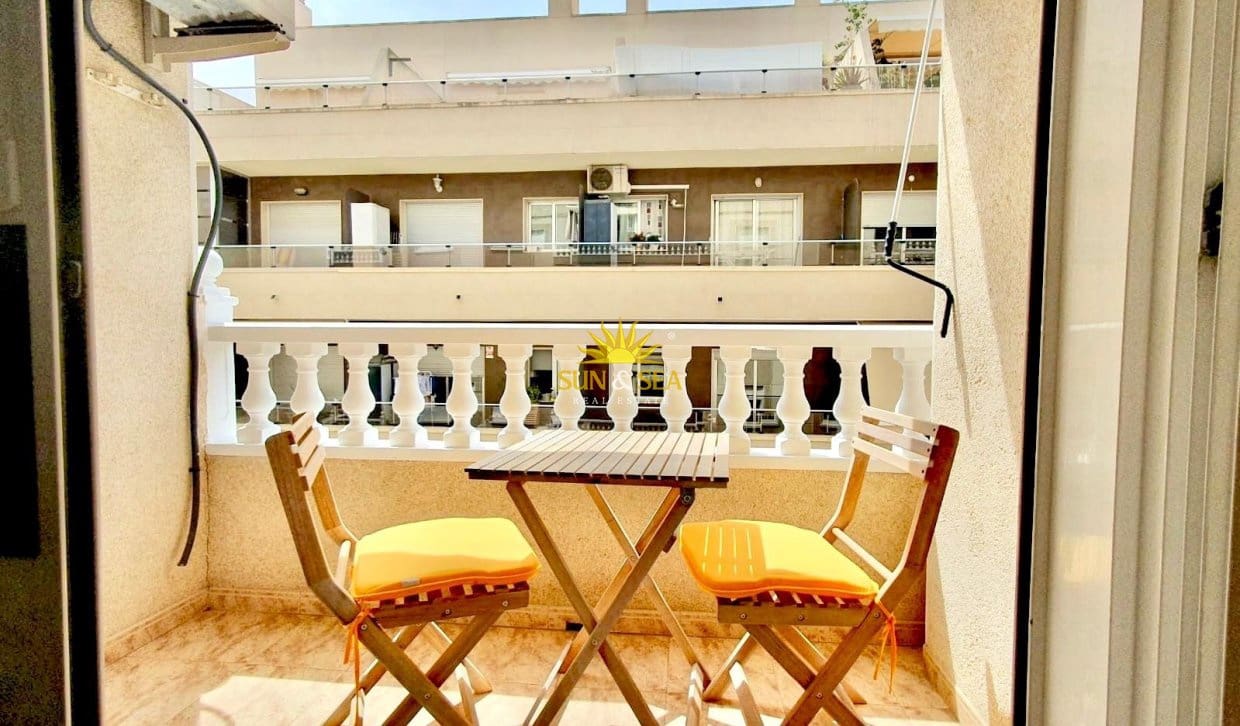 2 makuuhuone Huoneisto myytävänä paikassa Torrevieja mukana uima-altaan - 179 900 € (Ref: 9914843)