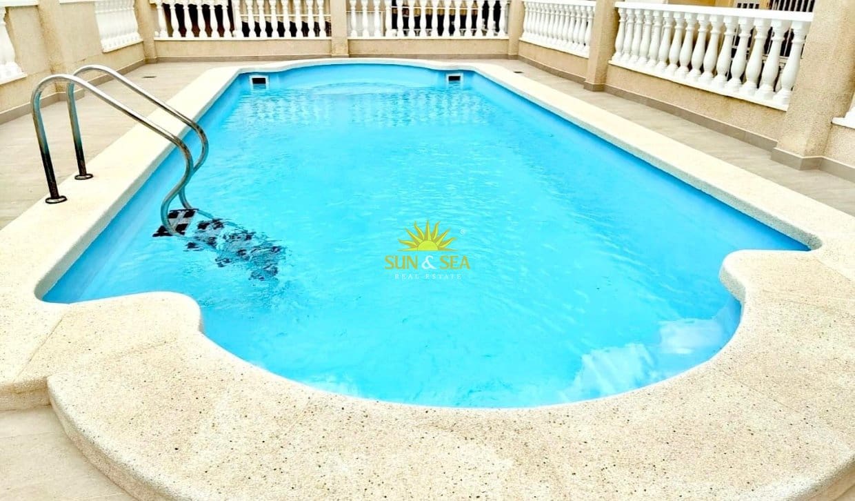2 makuuhuone Huoneisto myytävänä paikassa Torrevieja mukana uima-altaan - 179 900 € (Ref: 9914843)