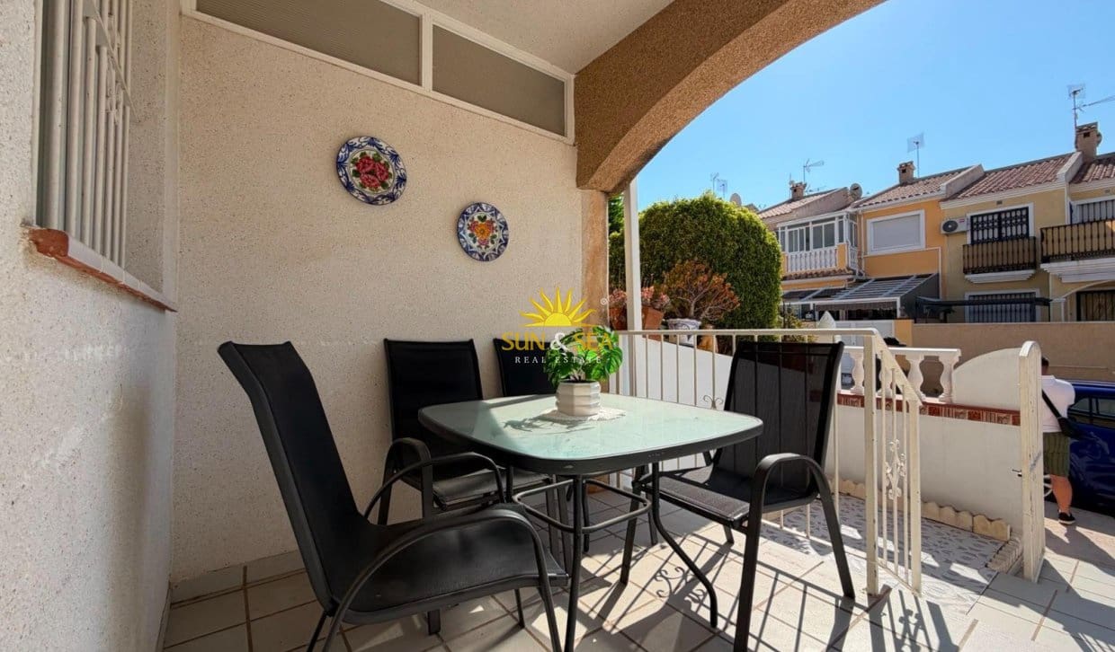 2 slaapkamer Bungalow te koop in Torrevieja met zwembad - € 157.500 (Ref: 9915020)
