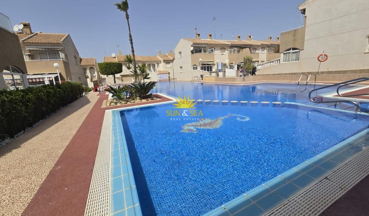 2 slaapkamer Bungalow te koop in Torrevieja met zwembad - € 157.500 (Ref: 9915020)