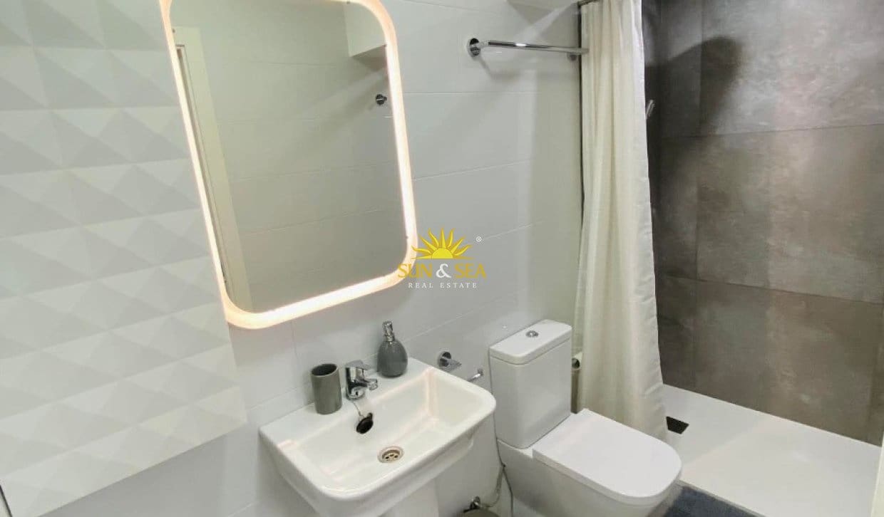 2 Zimmer Apartment zu vermieten in Torrevieja - 900 € (Ref: 9918626)
