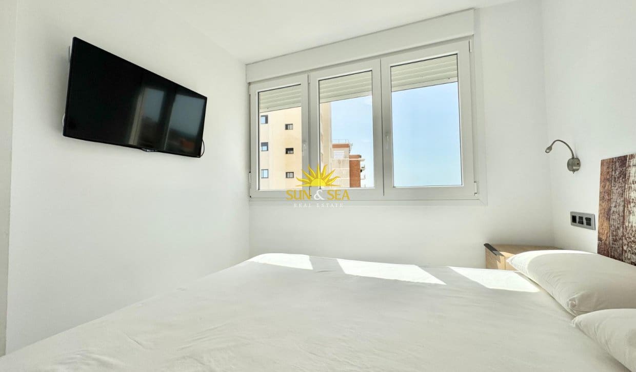 Appartement de 3 chambres à louer à Torrevieja avec piscine - 1 300 € (Ref: 9918790)