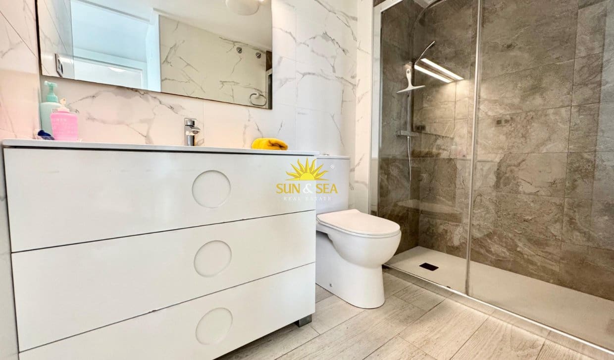 Appartement de 3 chambres à louer à Torrevieja avec piscine - 1 300 € (Ref: 9918790)