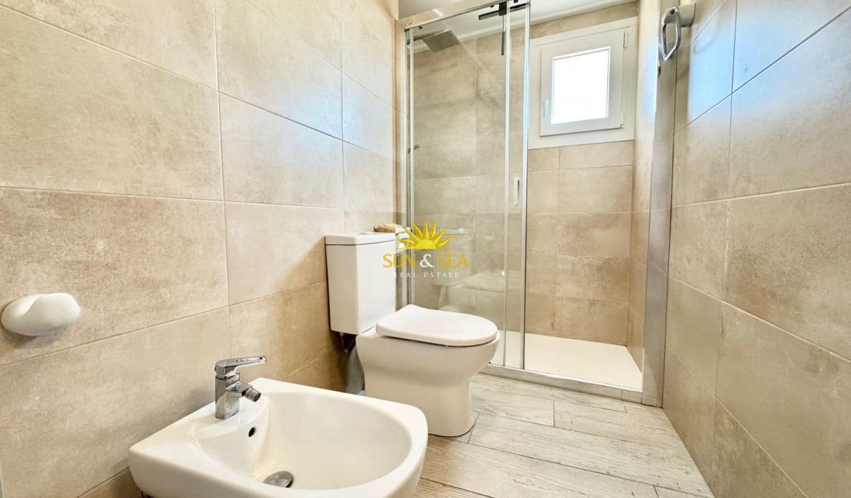Appartement de 3 chambres à louer à Torrevieja avec piscine - 1 300 € (Ref: 9918790)