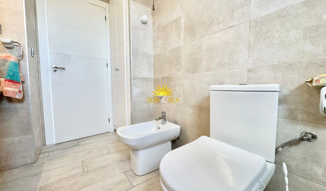 Appartement de 3 chambres à louer à Torrevieja avec piscine - 1 300 € (Ref: 9918790)