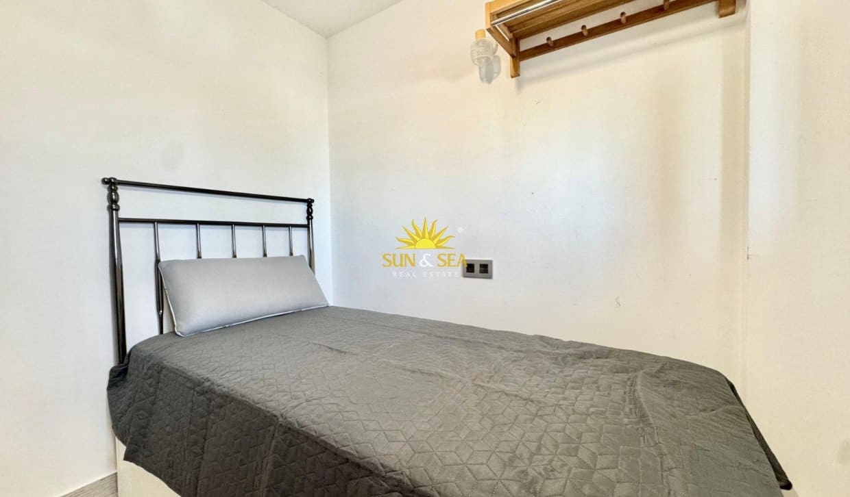 Appartement de 3 chambres à louer à Torrevieja avec piscine - 1 300 € (Ref: 9918790)
