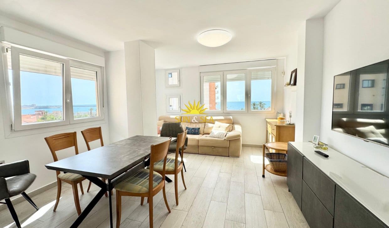 Appartement de 3 chambres à louer à Torrevieja avec piscine - 1 300 € (Ref: 9918790)