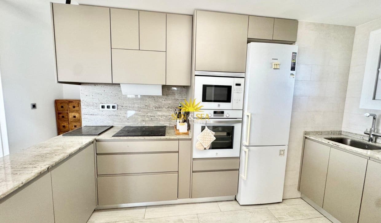 Appartement de 3 chambres à louer à Torrevieja avec piscine - 1 300 € (Ref: 9918790)