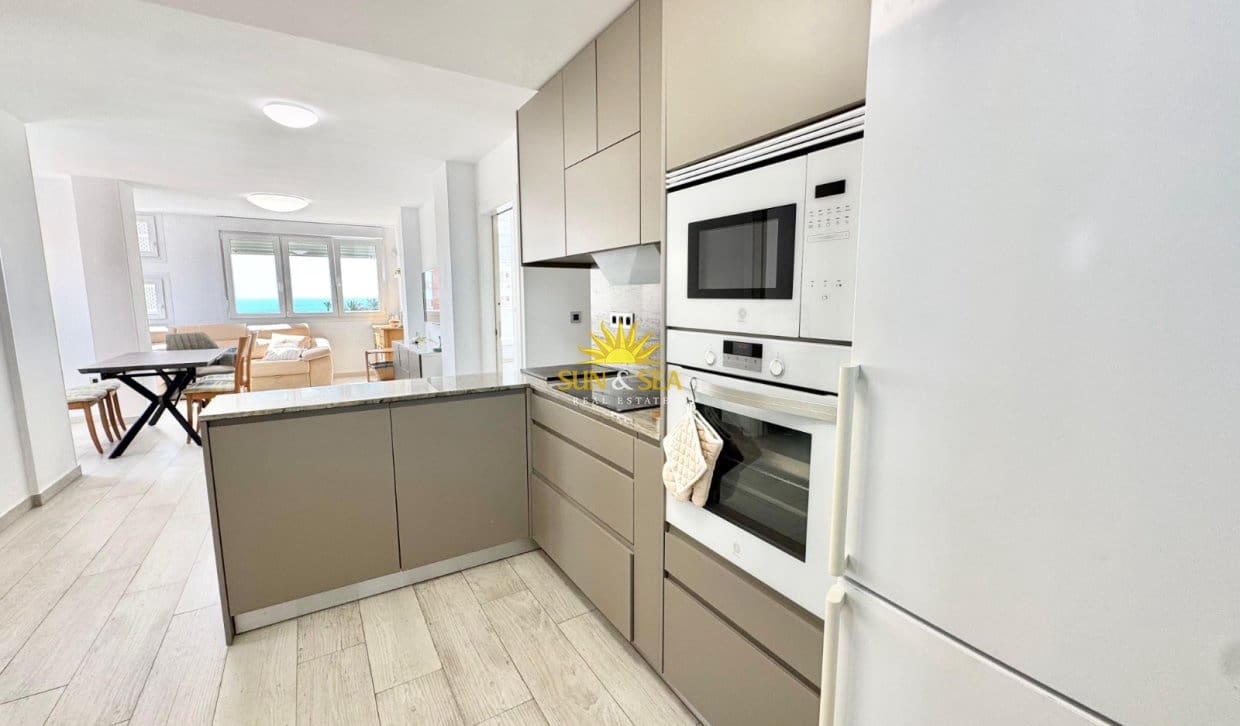 Appartement de 3 chambres à louer à Torrevieja avec piscine - 1 300 € (Ref: 9918790)