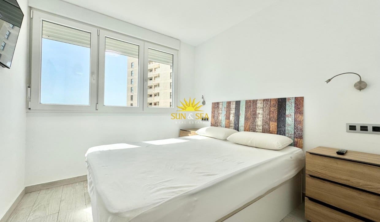 Appartement de 3 chambres à louer à Torrevieja avec piscine - 1 300 € (Ref: 9918790)