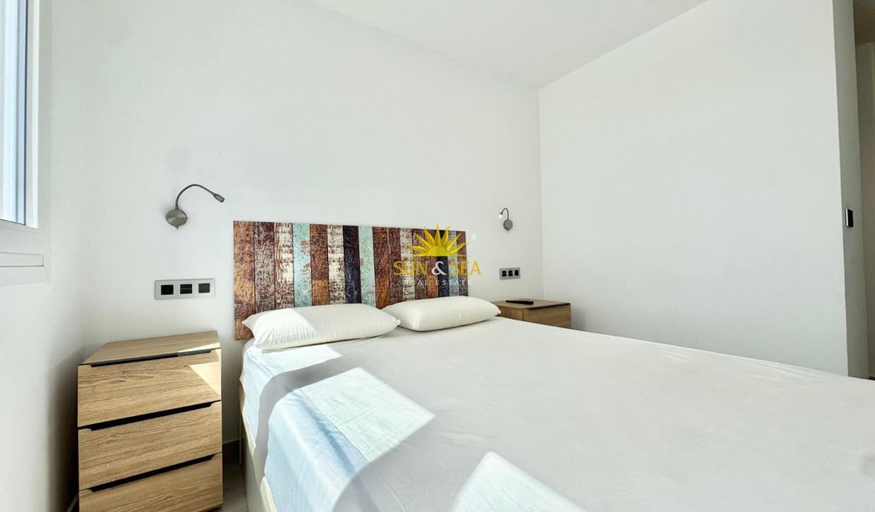 Appartement de 3 chambres à louer à Torrevieja avec piscine - 1 300 € (Ref: 9918790)